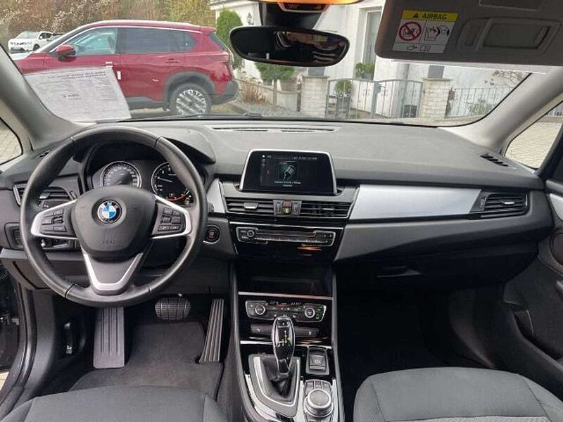 BMW Sonstiges 218i Active Tourer  Aut. Advantage Navigation Rü